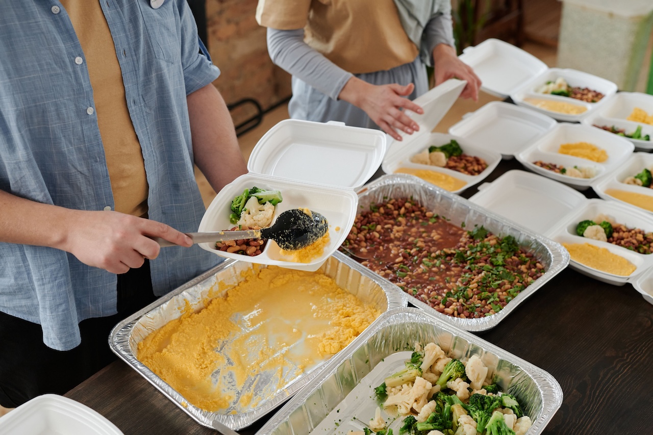 Tim catering packing nasi box ke dalam kotak